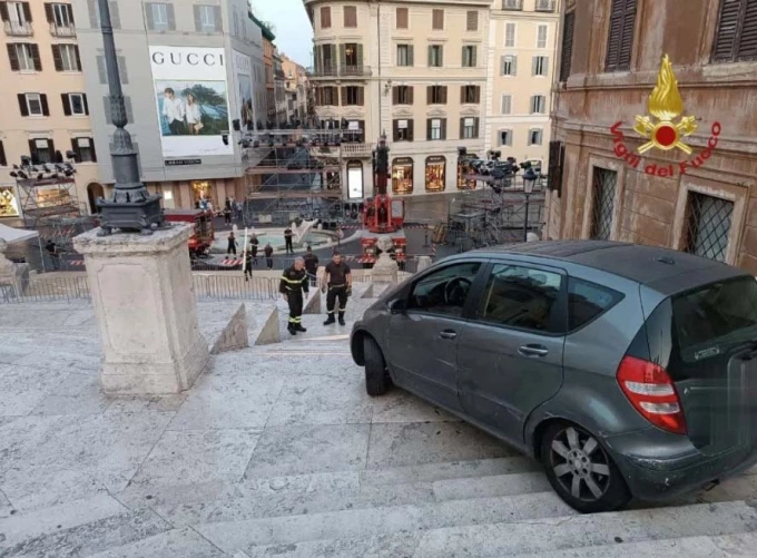 Elderly Man Drives Car Down Rome’s Iconic 300-Year-Old Spanish Steps