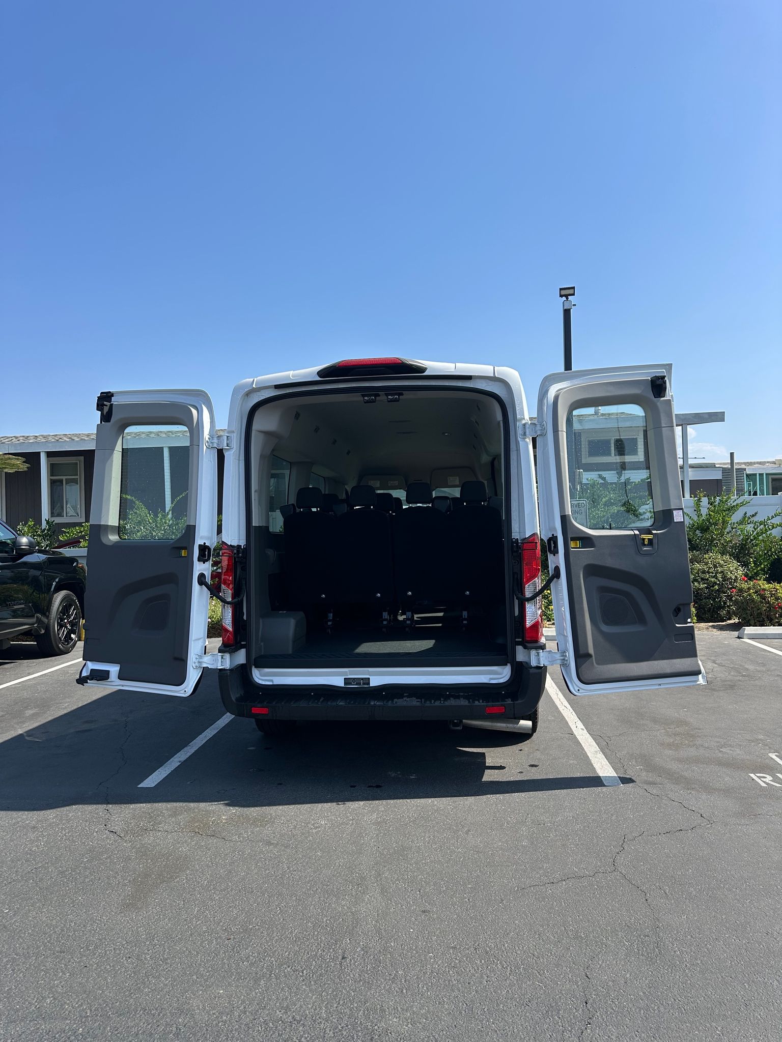 🇨🇦 Politics & Travel: What Canada’s Trade Conflict with the U.S. Means for Cross-Border Travelers — and Why Local Shuttle Services Still Matter