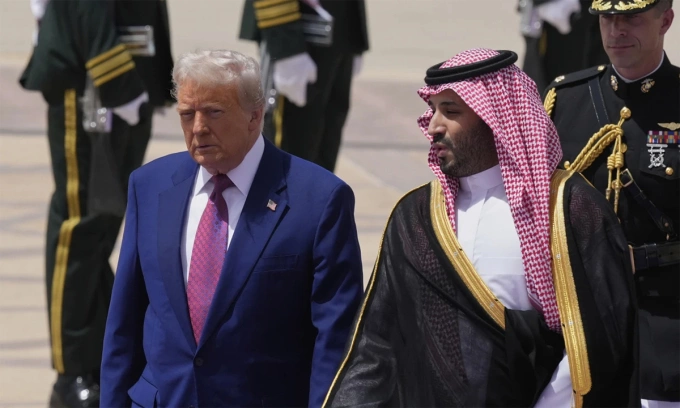Saudi Crown Prince Personally Welcomes Trump at Airport Amid High-Stakes Gulf Visit