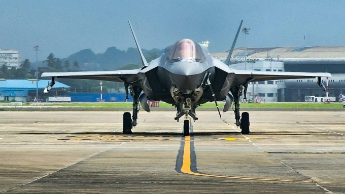 UK Scrambles to Recover F-35 Stealth Jet Stuck in India