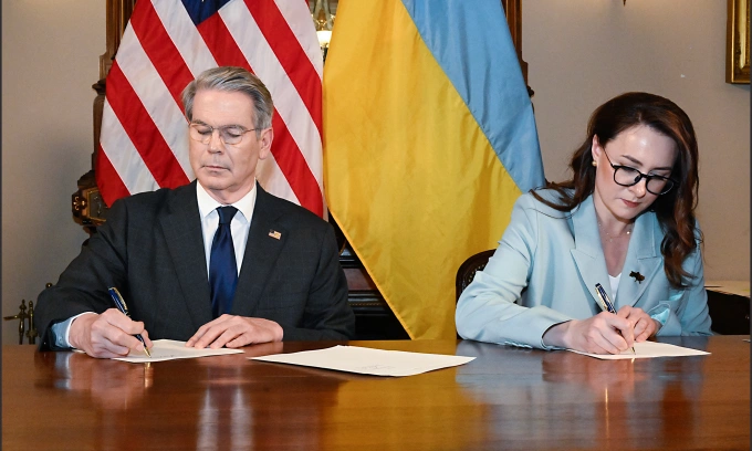 U.S. and Ukraine Sign Landmark Mineral Agreement Amid Reconstruction Push
