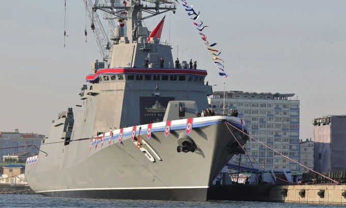 🚢 North Korean Warship Crushed During Launch, Kim Jong-un Furious Over “Unforgivable” Error