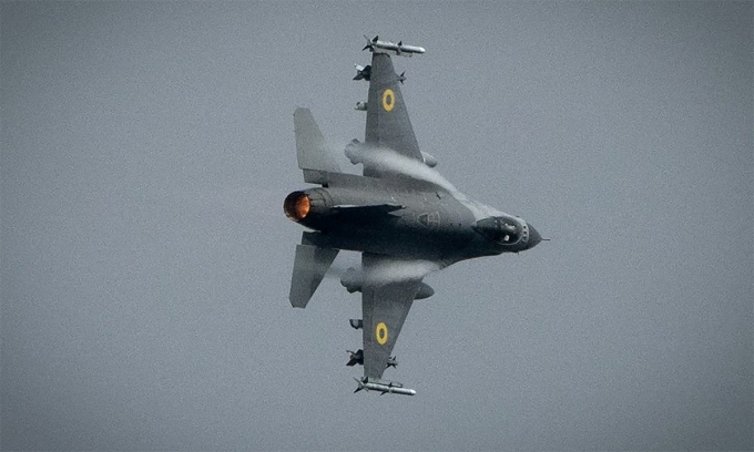 Ukrainian F-16 Crashes During Russian Airstrike Defense, Pilot Killed