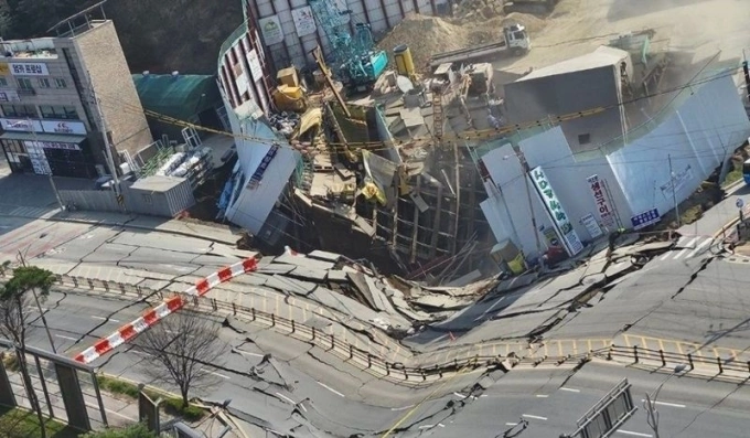Subway Tunnel Collapse in South Korea Traps Worker 30 Meters Underground