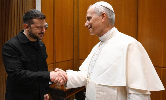 Pope Leo XIV Holds First Private Meeting with Ukraine’s Zelensky at the Vatican