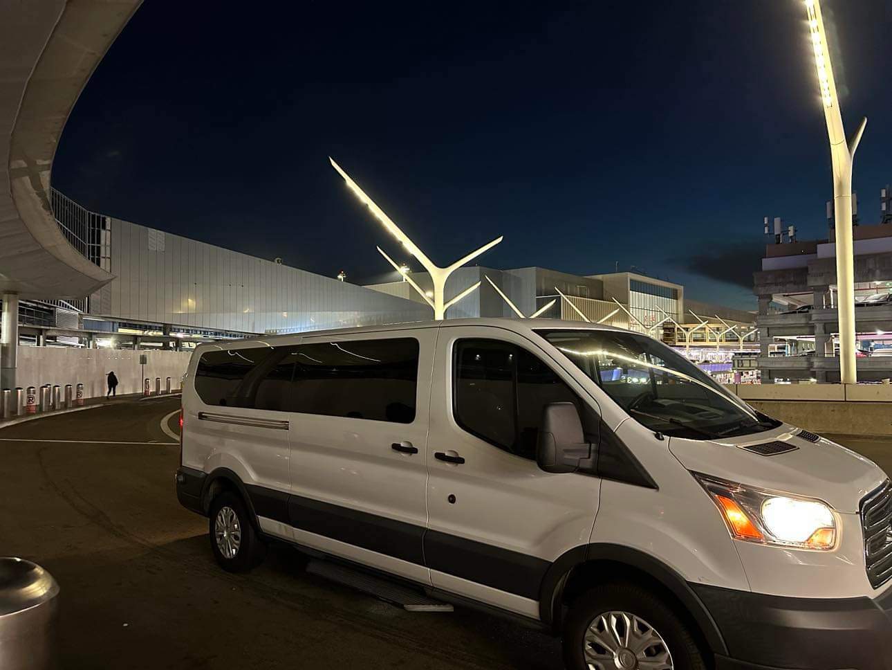 Convenient Shuttle Service from LAX , Long Beach Airport (LGB), John wayne AirPort (SNA), Ontario Airport (ONT) to Disneyland